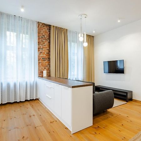 Two Bedroom Very Berry Apartment In Poznan With Desk By Noclegi Renters エクステリア 写真