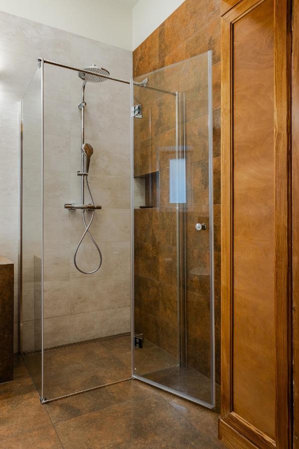 Two Bedroom Very Berry Apartment In Poznan With Desk By Noclegi Renters エクステリア 写真