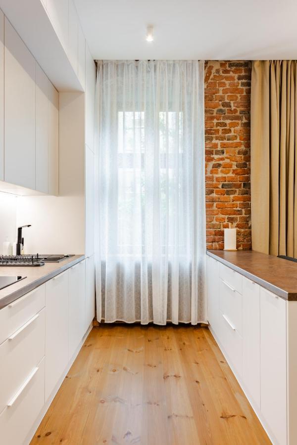 Two Bedroom Very Berry Apartment In Poznan With Desk By Noclegi Renters エクステリア 写真
