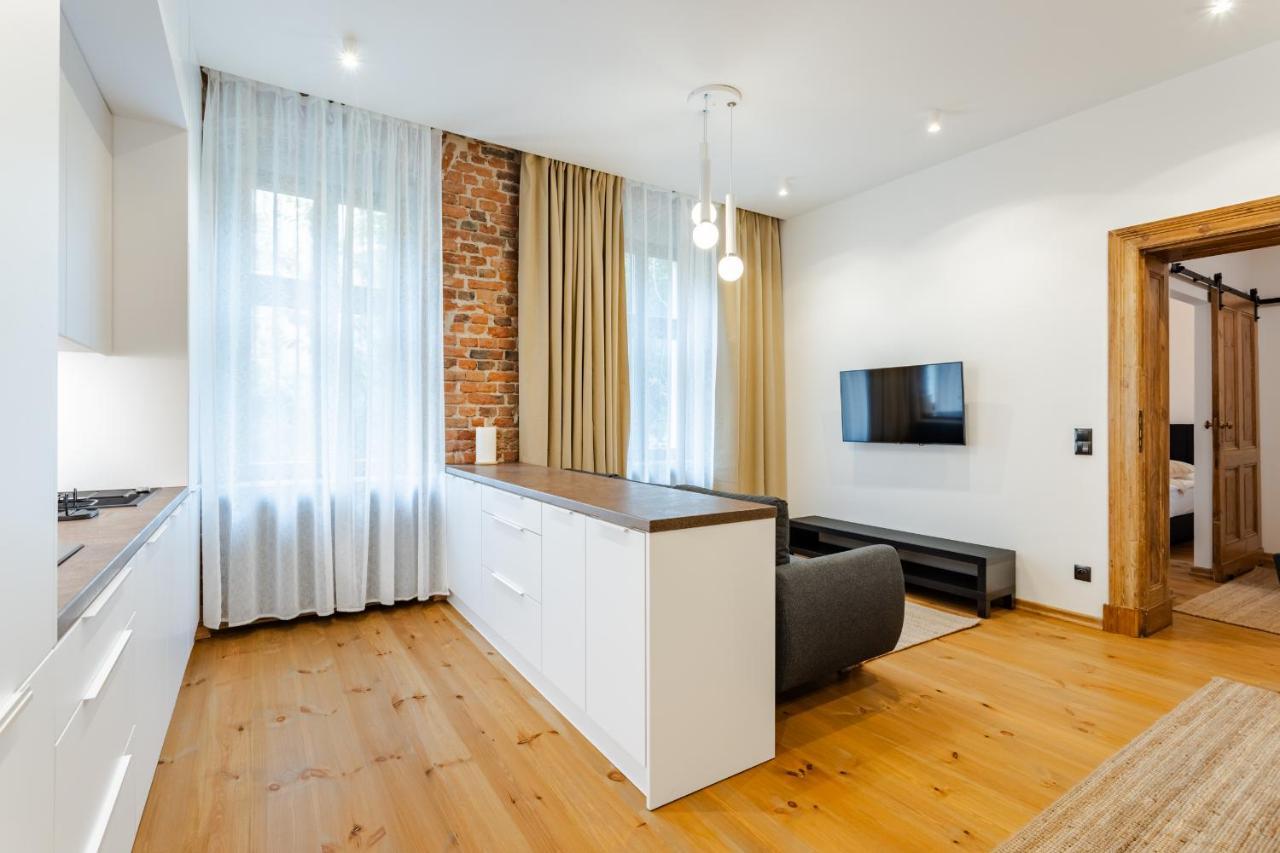 Two Bedroom Very Berry Apartment In Poznan With Desk By Noclegi Renters エクステリア 写真