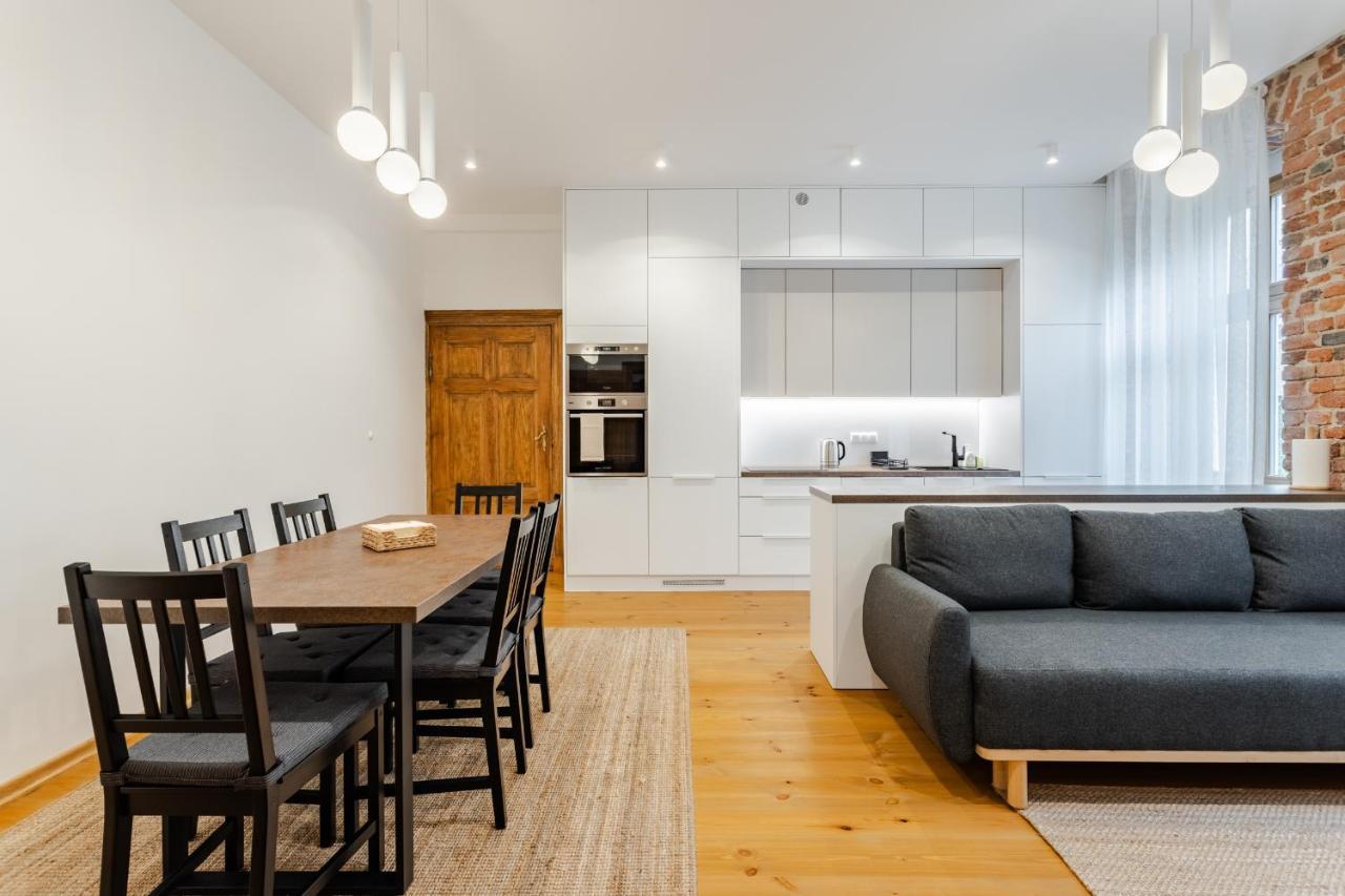 Two Bedroom Very Berry Apartment In Poznan With Desk By Noclegi Renters エクステリア 写真