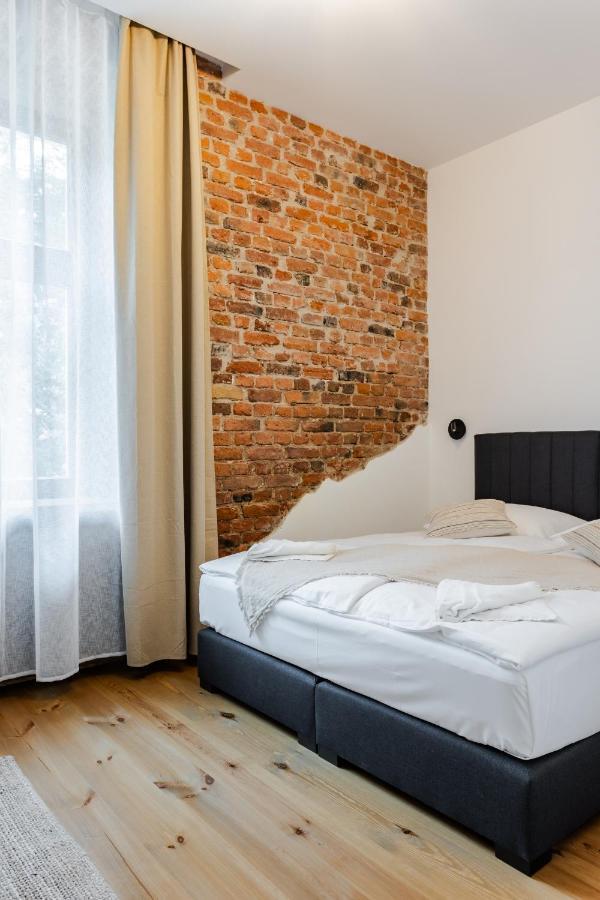 Two Bedroom Very Berry Apartment In Poznan With Desk By Noclegi Renters エクステリア 写真