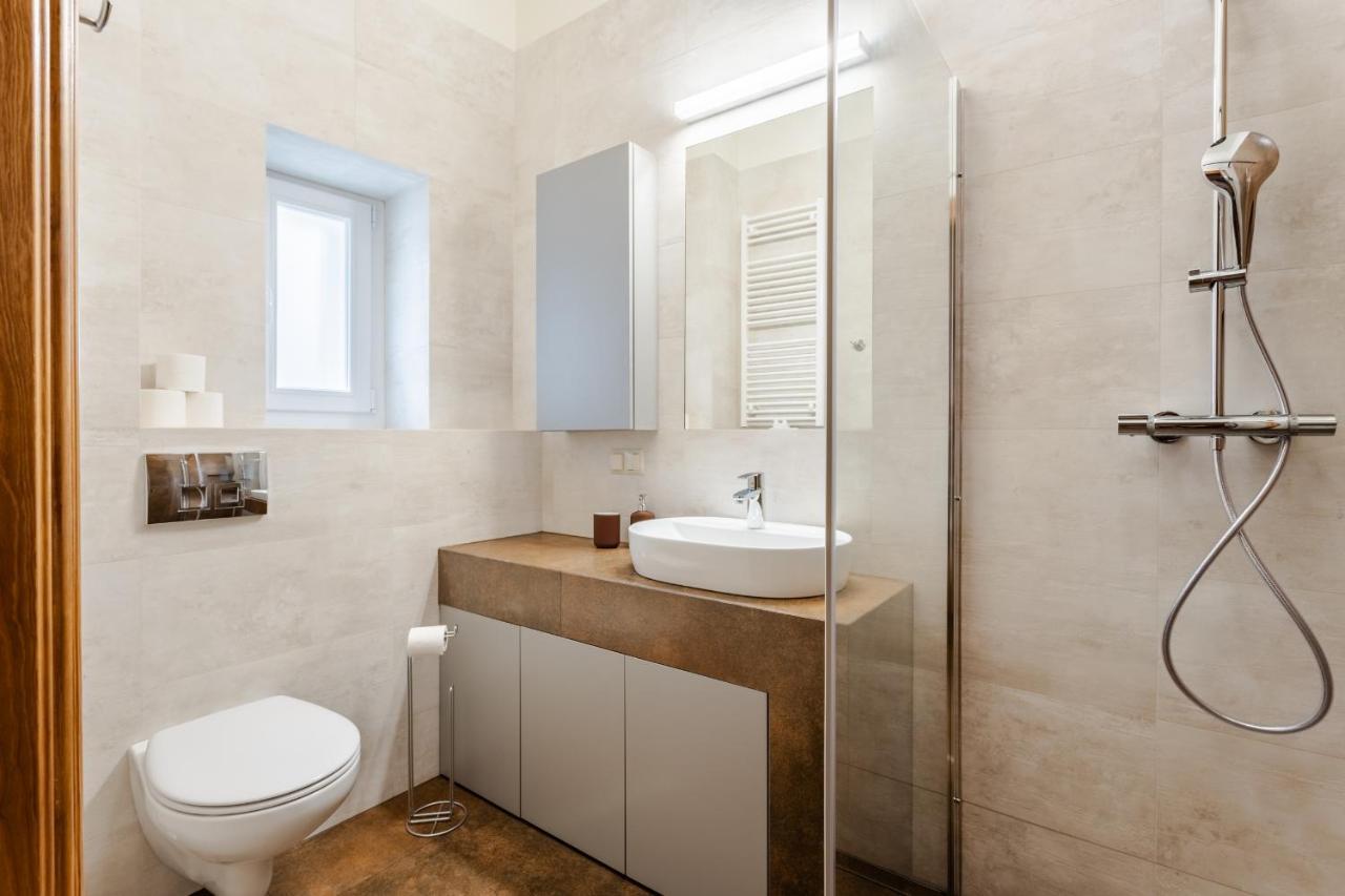 Two Bedroom Very Berry Apartment In Poznan With Desk By Noclegi Renters エクステリア 写真