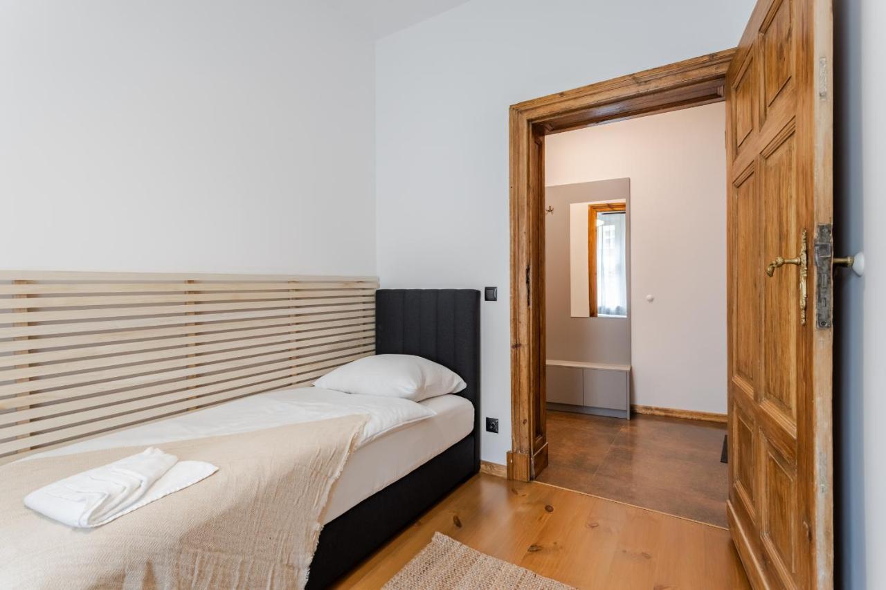 Two Bedroom Very Berry Apartment In Poznan With Desk By Noclegi Renters エクステリア 写真