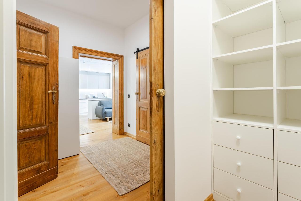 Two Bedroom Very Berry Apartment In Poznan With Desk By Noclegi Renters エクステリア 写真