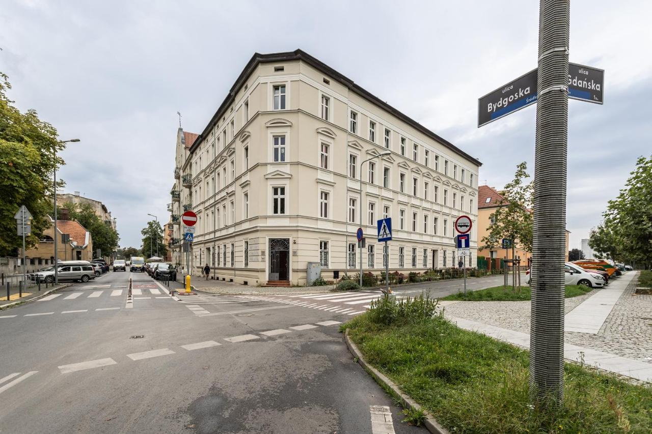 Two Bedroom Very Berry Apartment In Poznan With Desk By Noclegi Renters エクステリア 写真